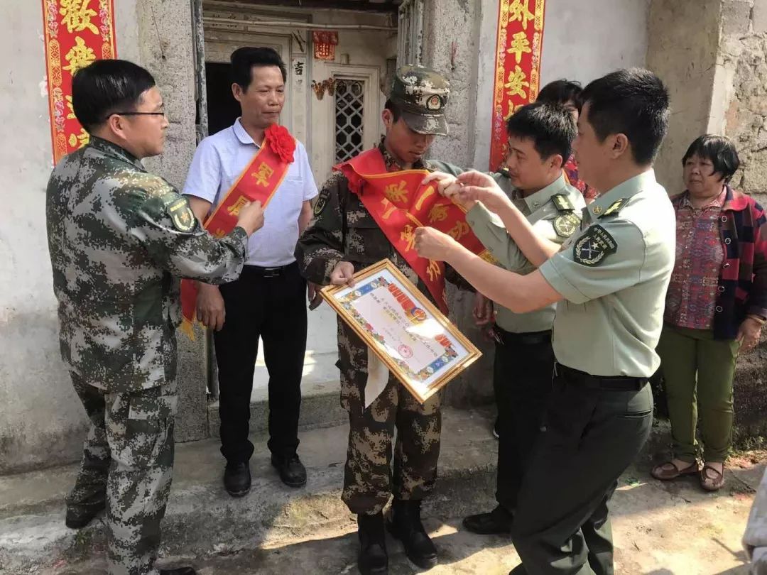 镇人武部部长林良榜同志为吴庆捷同志佩戴"二等功"绶带.