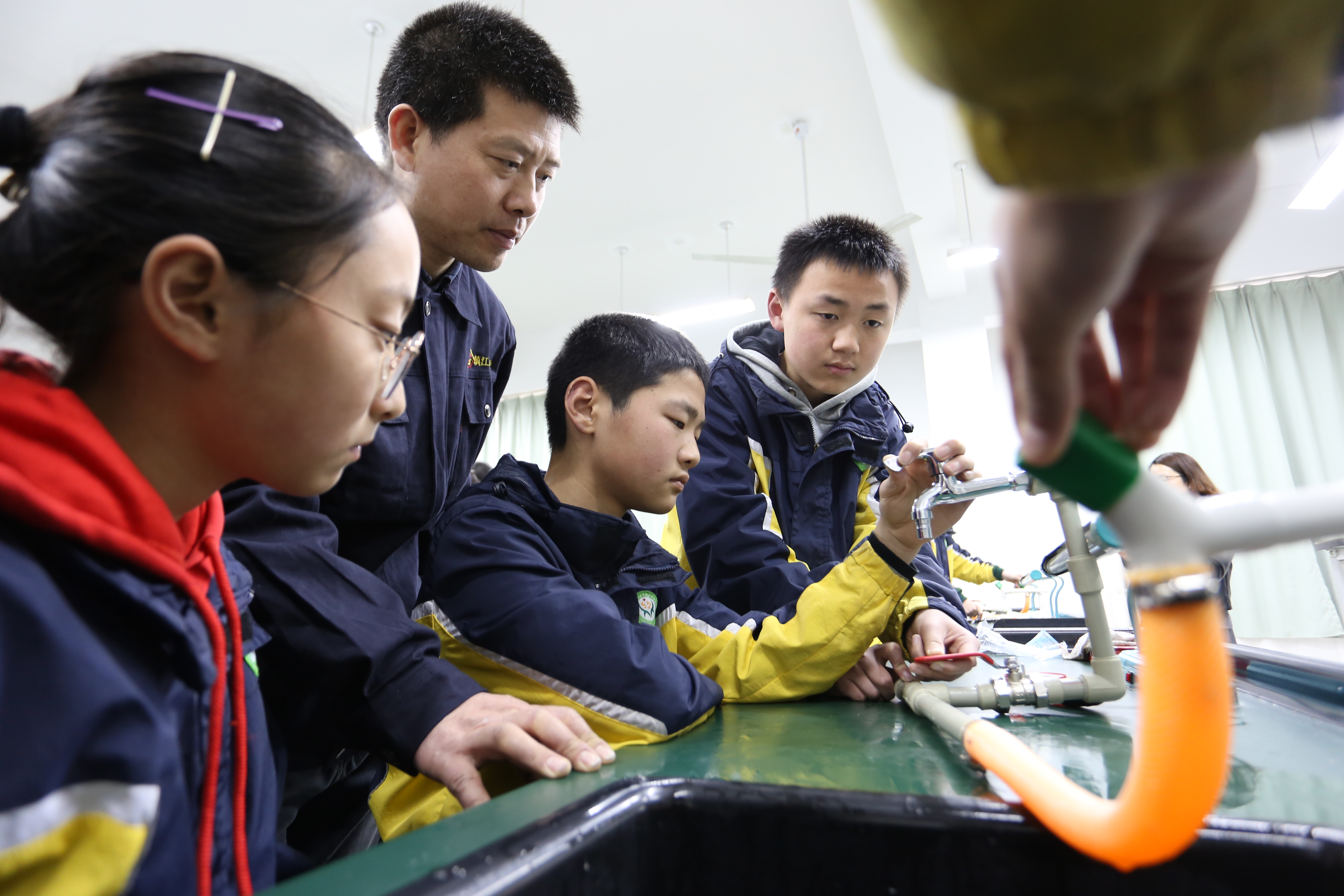 镇江江苏科技大学附属中学的学生在市教育物业管理公司专业人员指导下