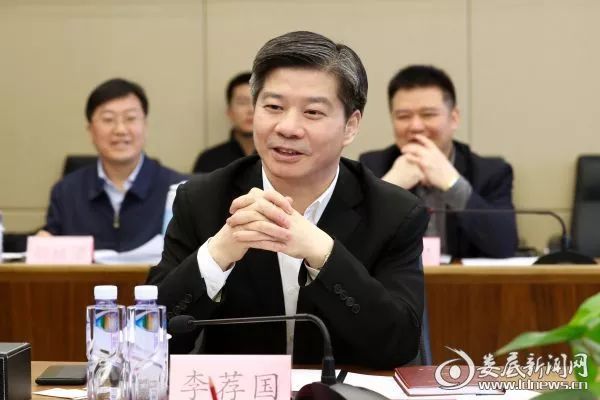 长城科技集团总裁,党委副书记徐刚向李荐国介绍企业有关情况)(4月1日