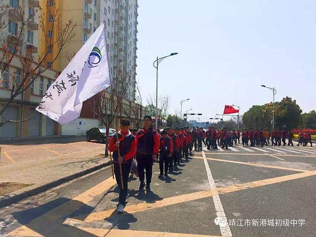 靖江市新港城初級中學青年教師和初二年級全體師生,來到斜橋烈士紀念