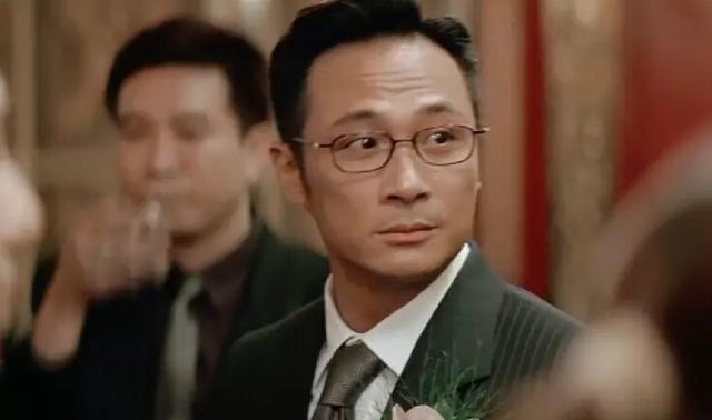 香港戴眼镜的老男演员图片