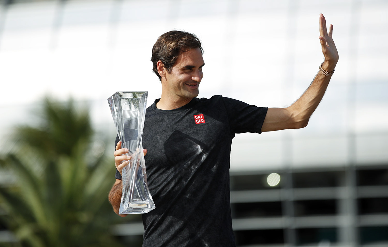 网球——迈阿密公开赛:费德勒展示男单冠军奖杯3月31日,在美国迈阿密