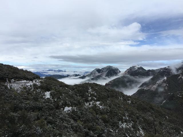 明月出天山,蒼茫雲海間——轎子雪山