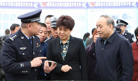 警方正在介绍查扣的涉案文物 3月29日上午,新绛县公安局扫黑除恶暨