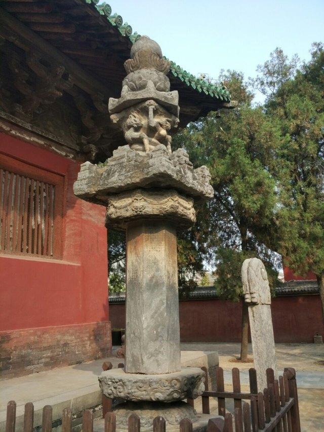 景区内的香泉寺石窟,从南北朝到清朝的多个朝代,均有石刻,雕像,其形象