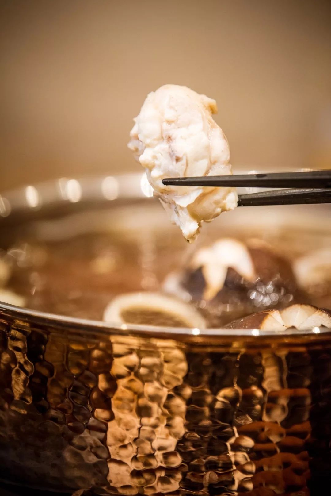 河豚鱼火锅搭配的是昆布汤底,口味相对比较清淡