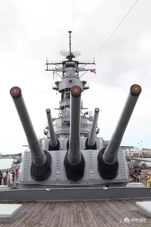 密苏里号战列舰的前主炮群正面特写,该舰406毫米舰炮可将一吨