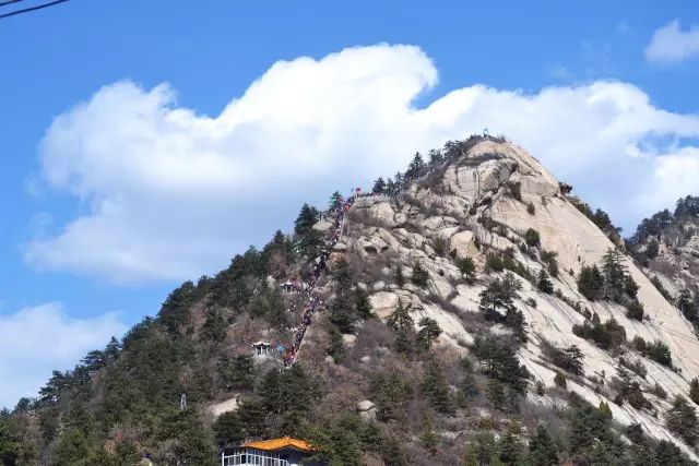 搞活全域旅遊,拉動第三產業發展,今年首次在北武當山風景名勝區遊客