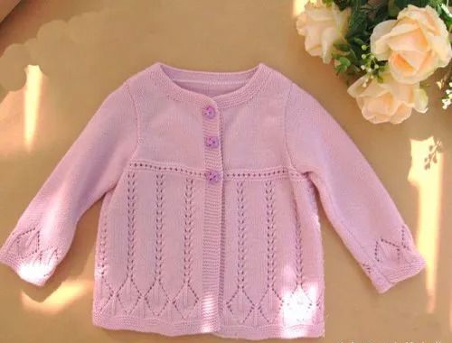 小编想为各位喜欢编织的宝妈们推荐一款好看的宝宝开衫毛衣,编织方法
