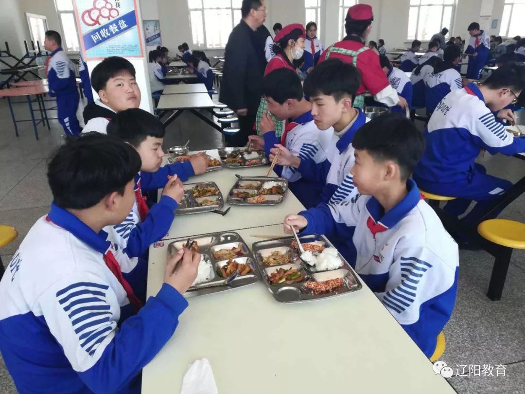 市第十六中学领导走进食堂陪餐学生