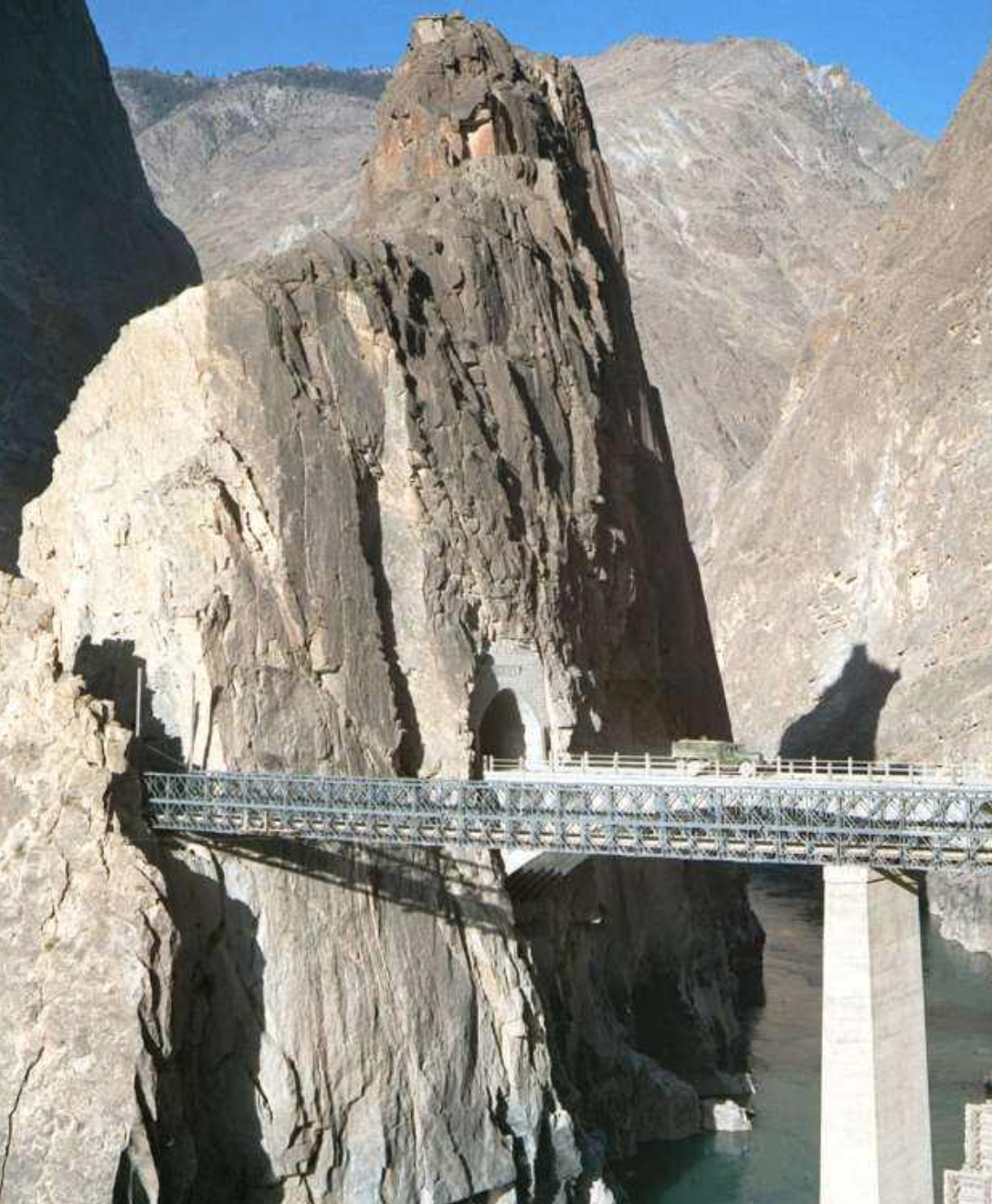 318国道怒江大桥的桥墩图片
