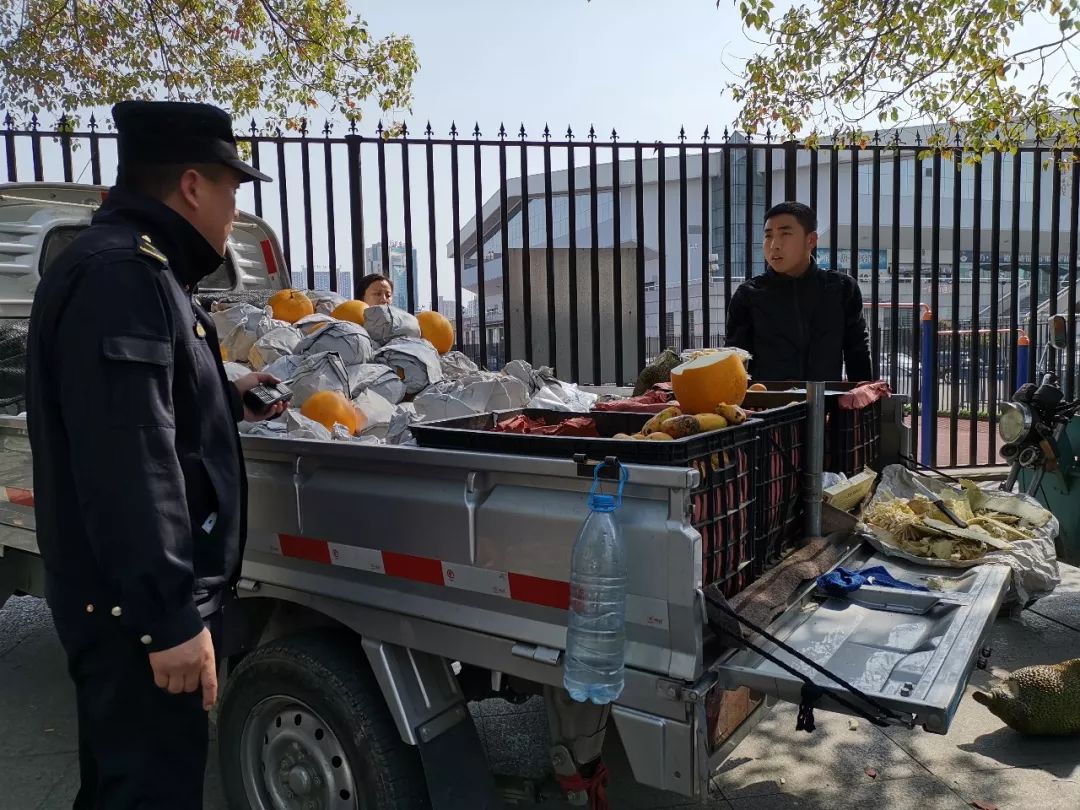 隨著氣溫轉暖,近日在市區主要道路陸續出現一些流動水果攤點,這些流動