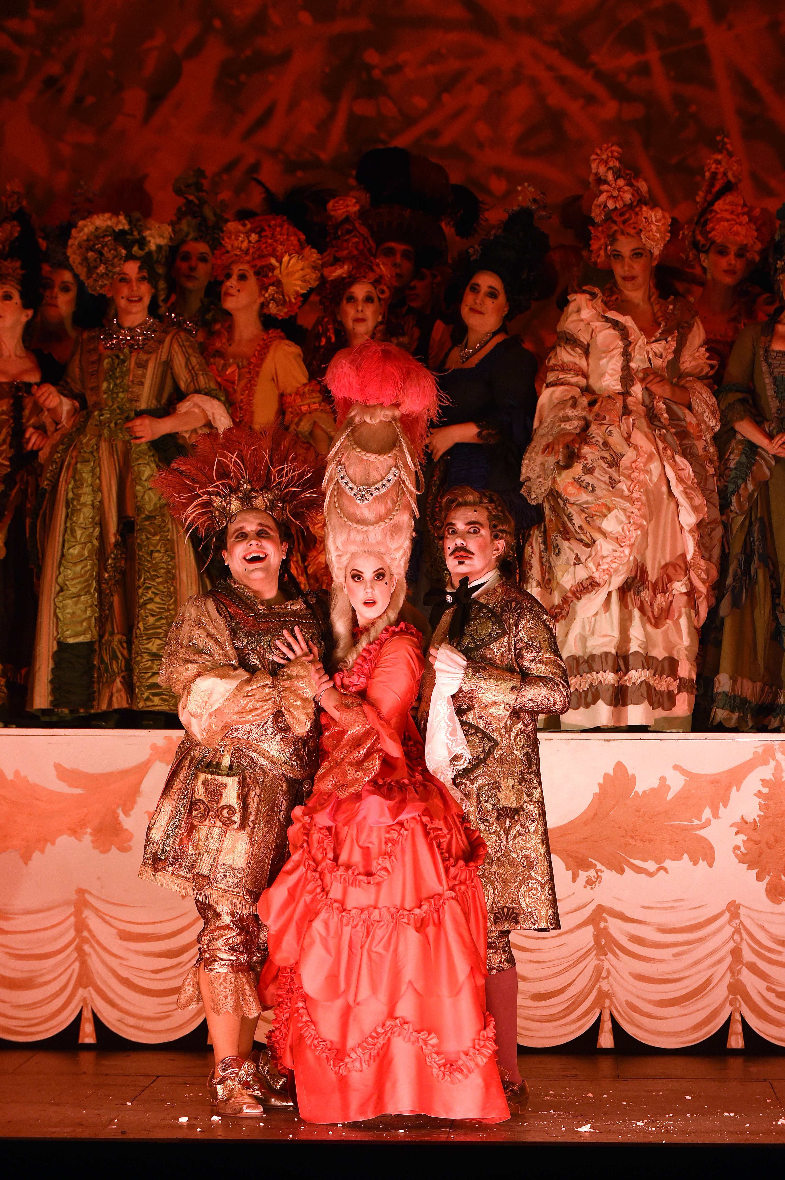 外代,2019年4月3日在法国巴黎,演员在歌剧《隆瑞莫的马车夫》中表演