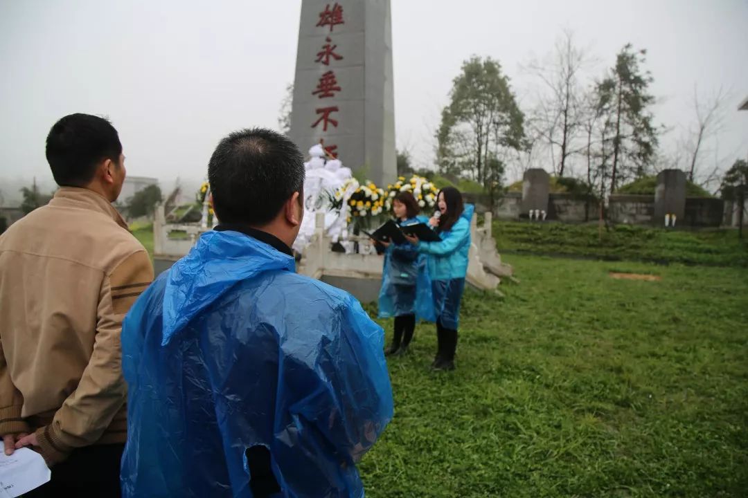 清明節前夕花垣各界群眾赴吉衛革命烈士陵園緬懷先烈