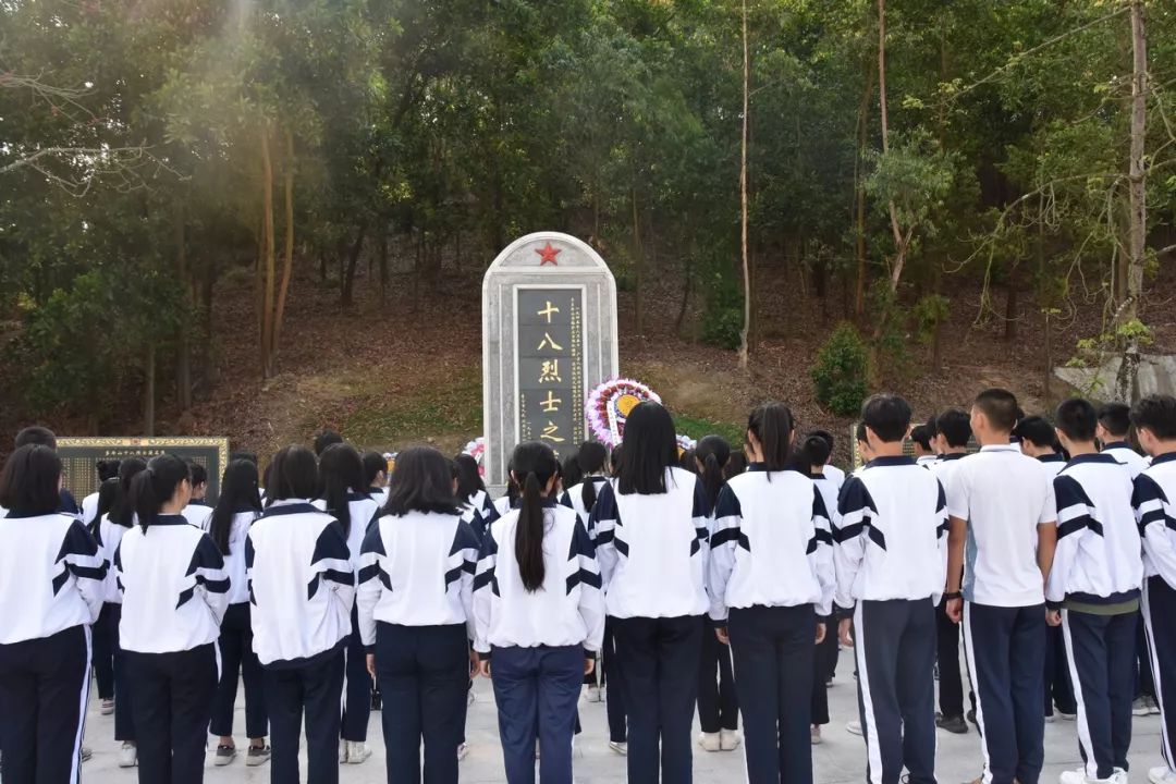 祭扫先烈不忘忠魂牢记使命共筑中国梦我校组织学生干部祭扫烈士墓