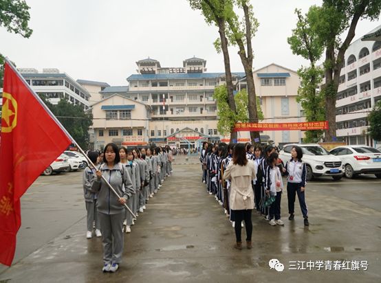 昨日三江中学在烈士陵园进行祭扫烈士墓活动