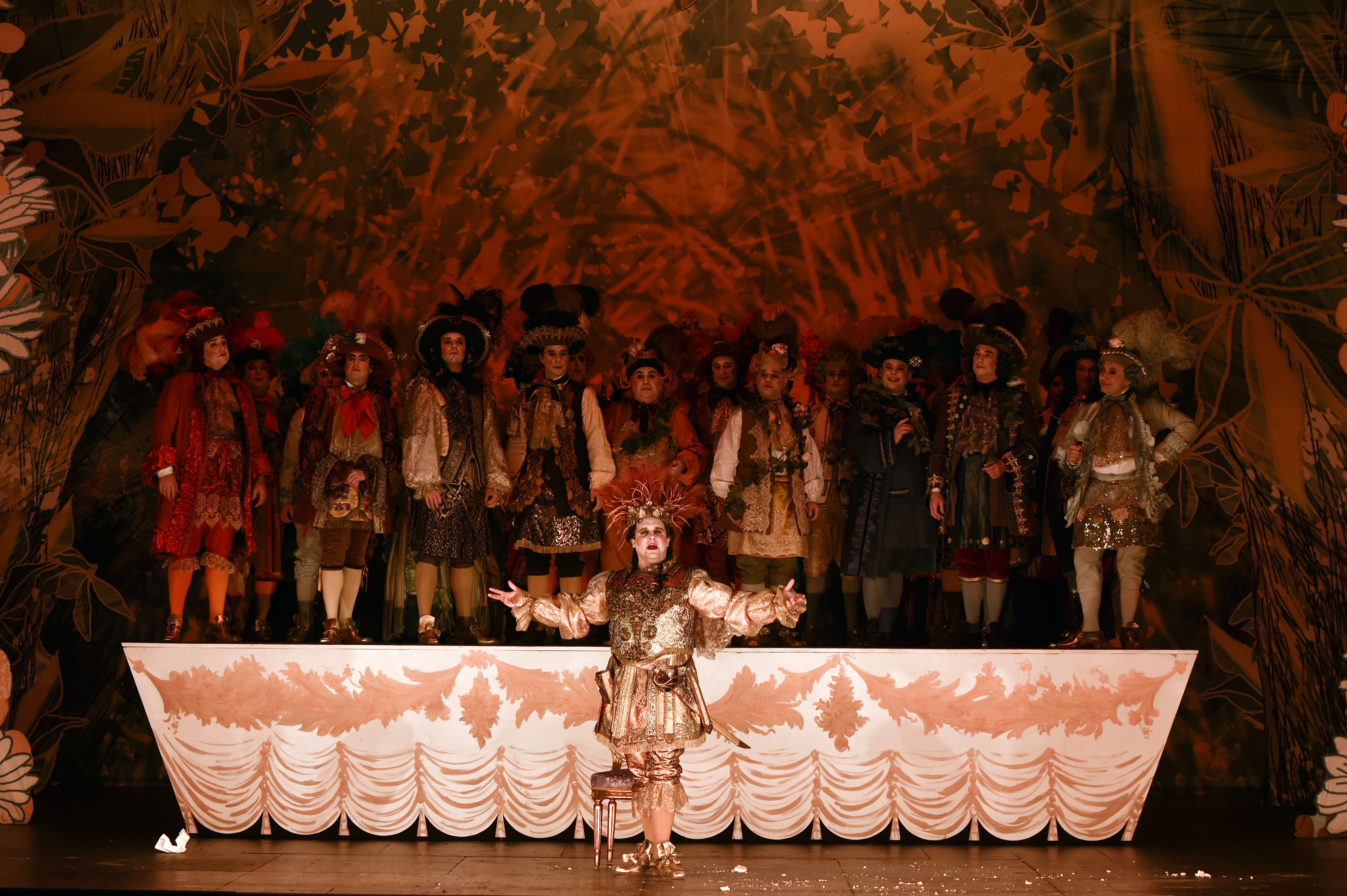 在法国巴黎,演员在歌剧《隆瑞莫的马车夫》中表演