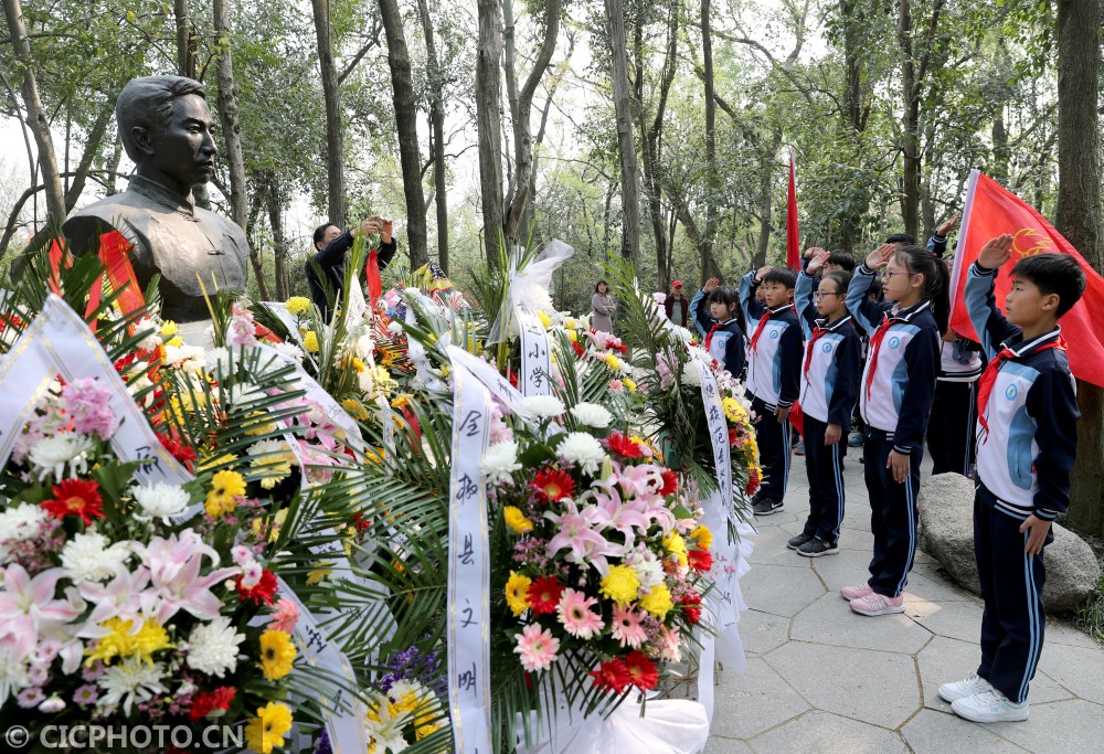 安徽省全椒縣誌願者在南屏山森林公園向王楓烈士墓碑敬獻花籃