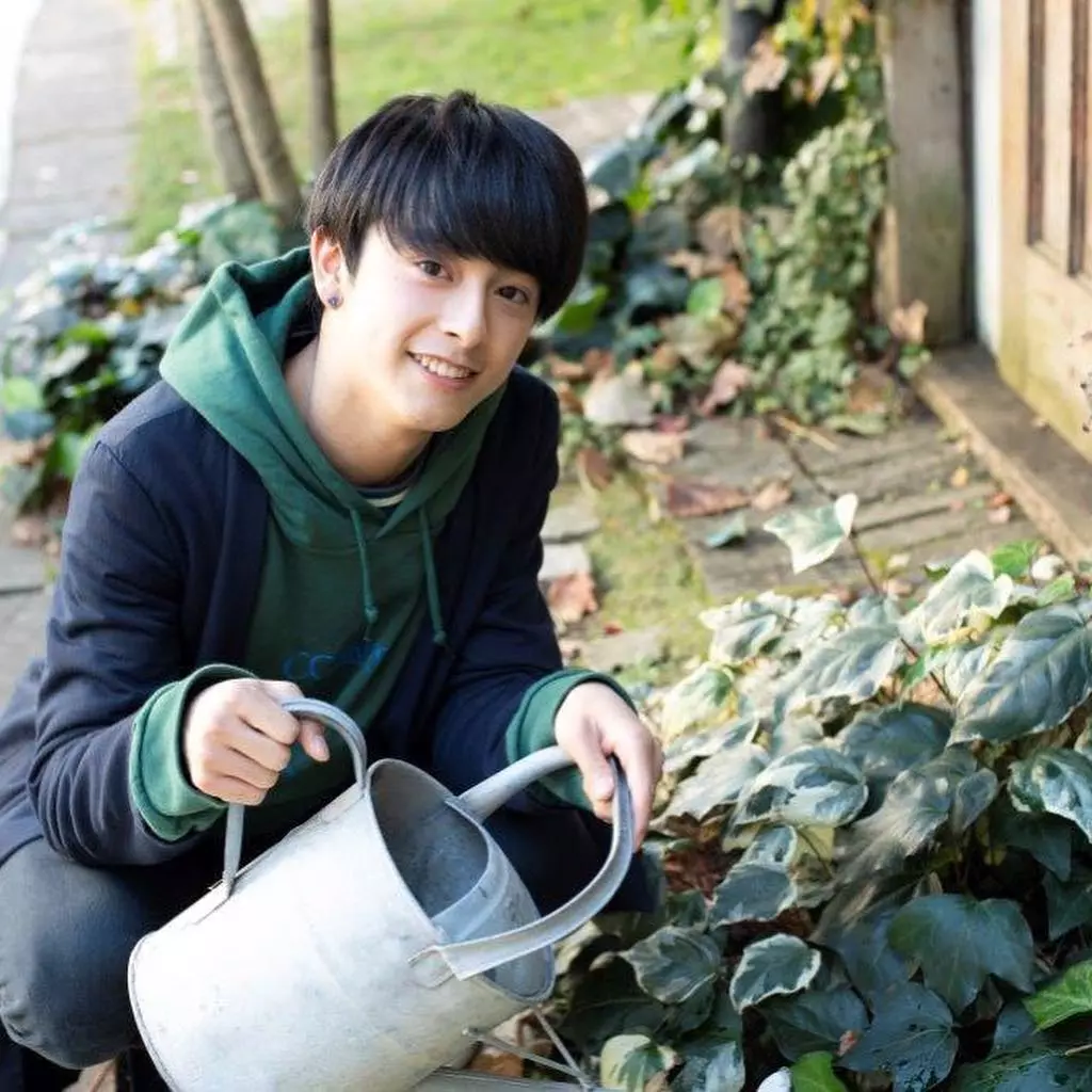 当然,能被选为冠军,光有颜值肯定不行.新原泰佑从4岁开始就学习舞蹈.