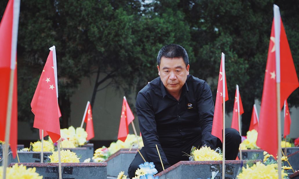 4月1日,廣西憑祥市法卡山紀念碑園,朱豫剛祭掃戰友墳塋.