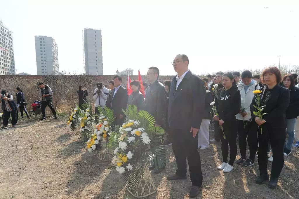 清明百人祭英烈講述烈士故事喚起瀛海人兒時的入隊回憶