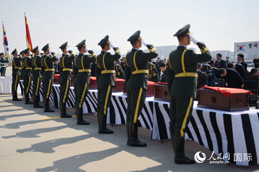 中國人民解放軍禮兵護送烈士遺骸登上空軍專機 (夏雪攝)