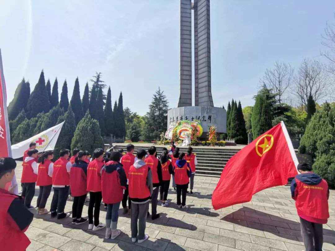 陈洁老师的带领下,校团委团干以及部分班级团支书参加了烈士陵园扫墓