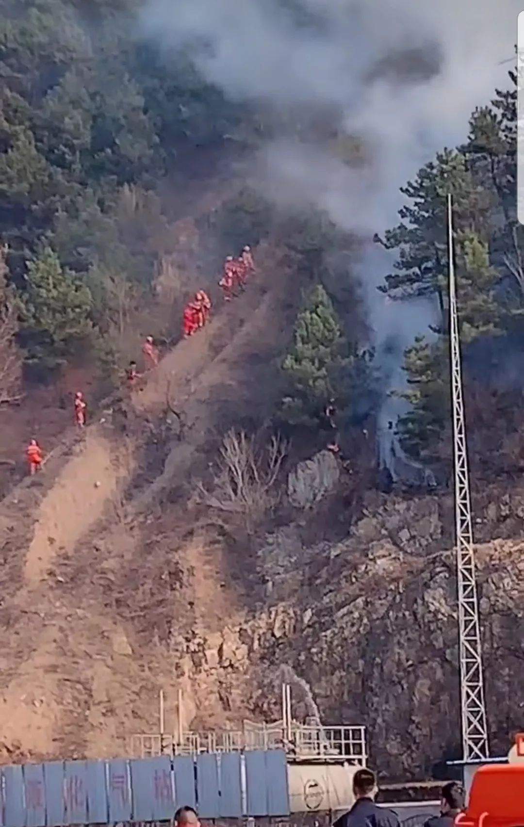 青龙南山突发山火,嫌疑人已被控制,现场无人员伤亡!