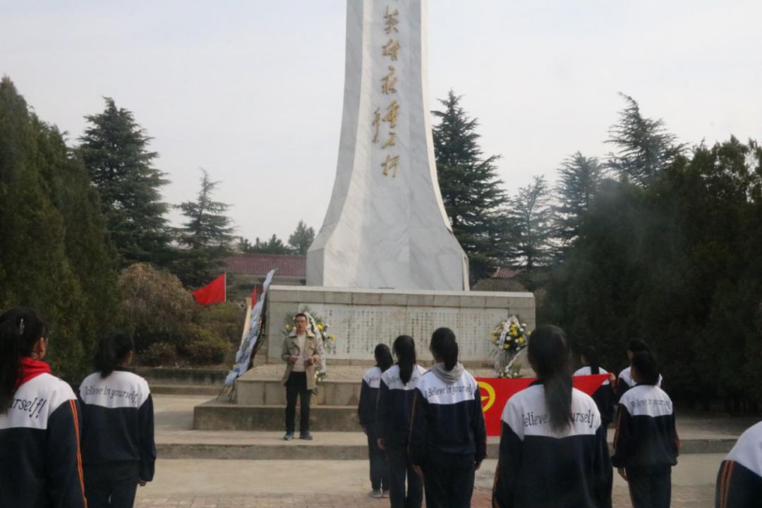 鎮原縣城關初級中學為激發學生對先烈的崇敬之情,緬懷革命先烈,弘揚