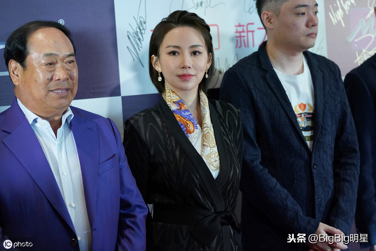 潘晓婷与丁俊晖亮相某活动 同台合影 网友:距离产生美