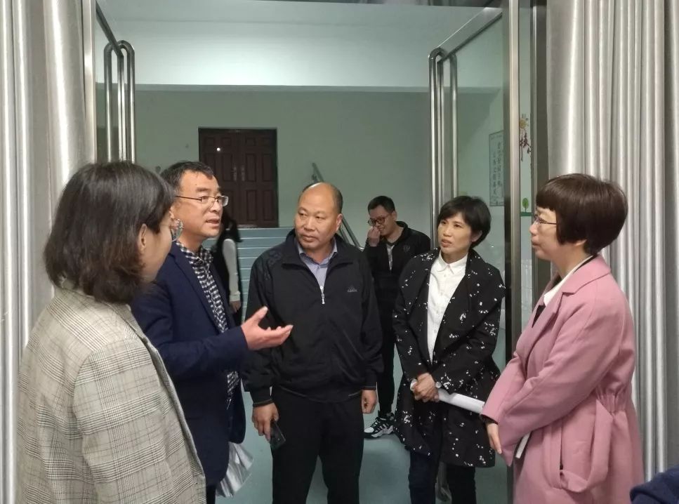 区委常委,宣传部长朱晓芬调研未成年人思想道德建设工作_活动