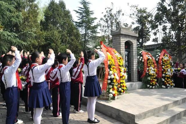 塬下蛤蟆灘綠意濃濃,生機勃勃,皇甫村東頭路邊的柳青墓園蒼柏青磚