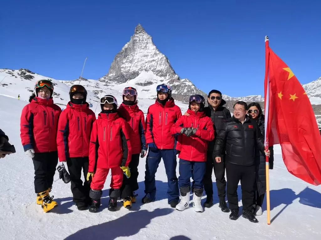 瑞士马特洪峰五星红旗图片