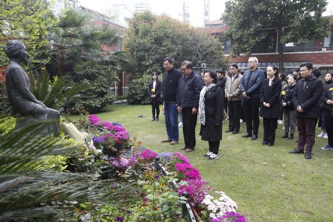 仪式合影4月3日 9:00福寿园,松鹤园剧院代表为尹桂芳,傅全香,徐玉兰