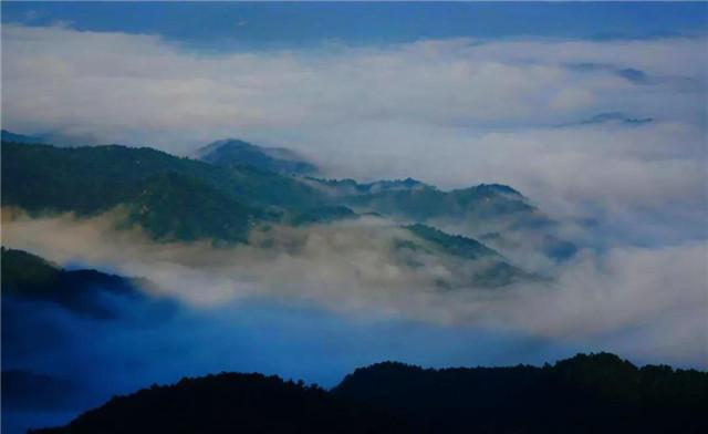 四月伊始春雨潇潇鸡公山云海波起峰涌