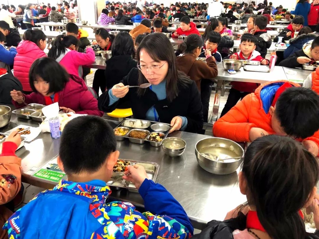 "师生共餐"制后,相城学校食堂里画风是这样的