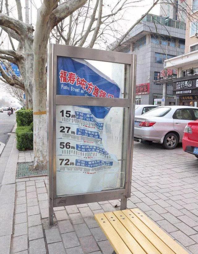 潍坊公交站问题多,站牌污损,站序表消失,广告多