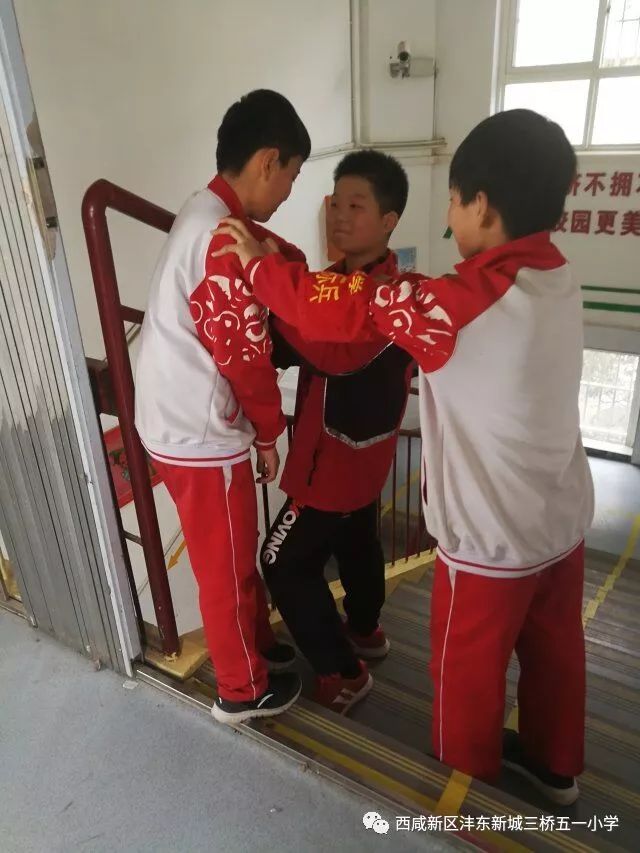 幼儿走廊嬉闹危险图片图片