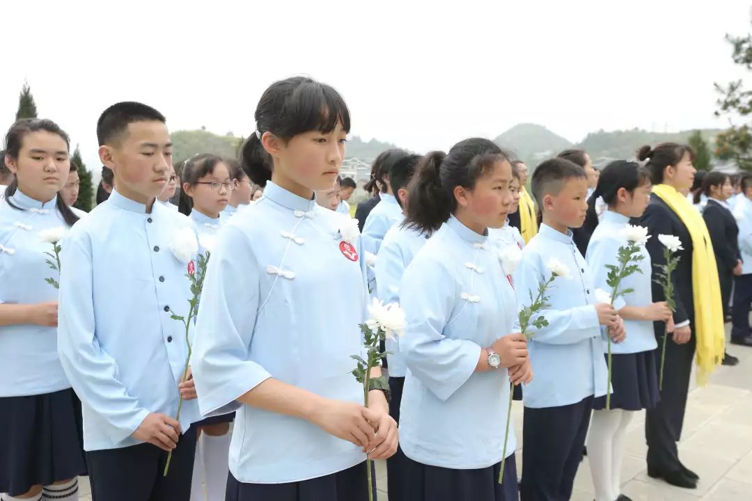 着端服行古礼端棻学子清明祭端棻