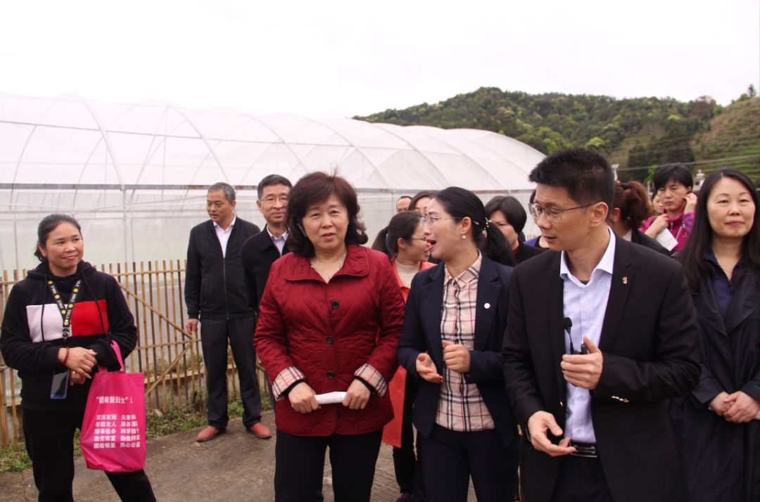 文峰乡党委书记谢东林带领大家参观妇女创业就业基地按照一村一品,