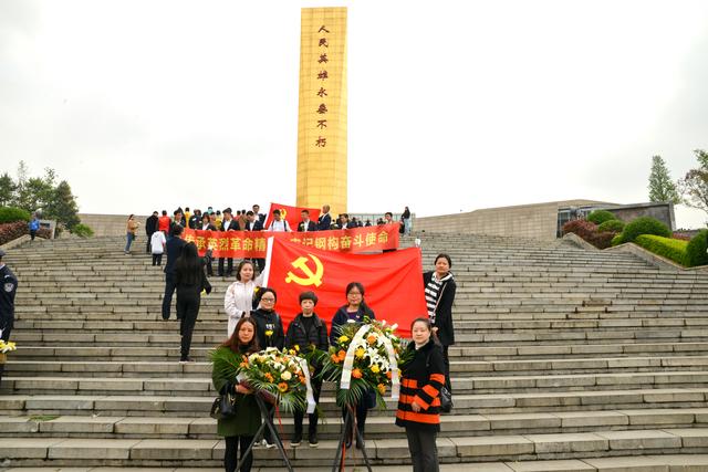 天府新区华阳街道白马寺社区的党员们纷纷表示,要始终牢记党全心全意