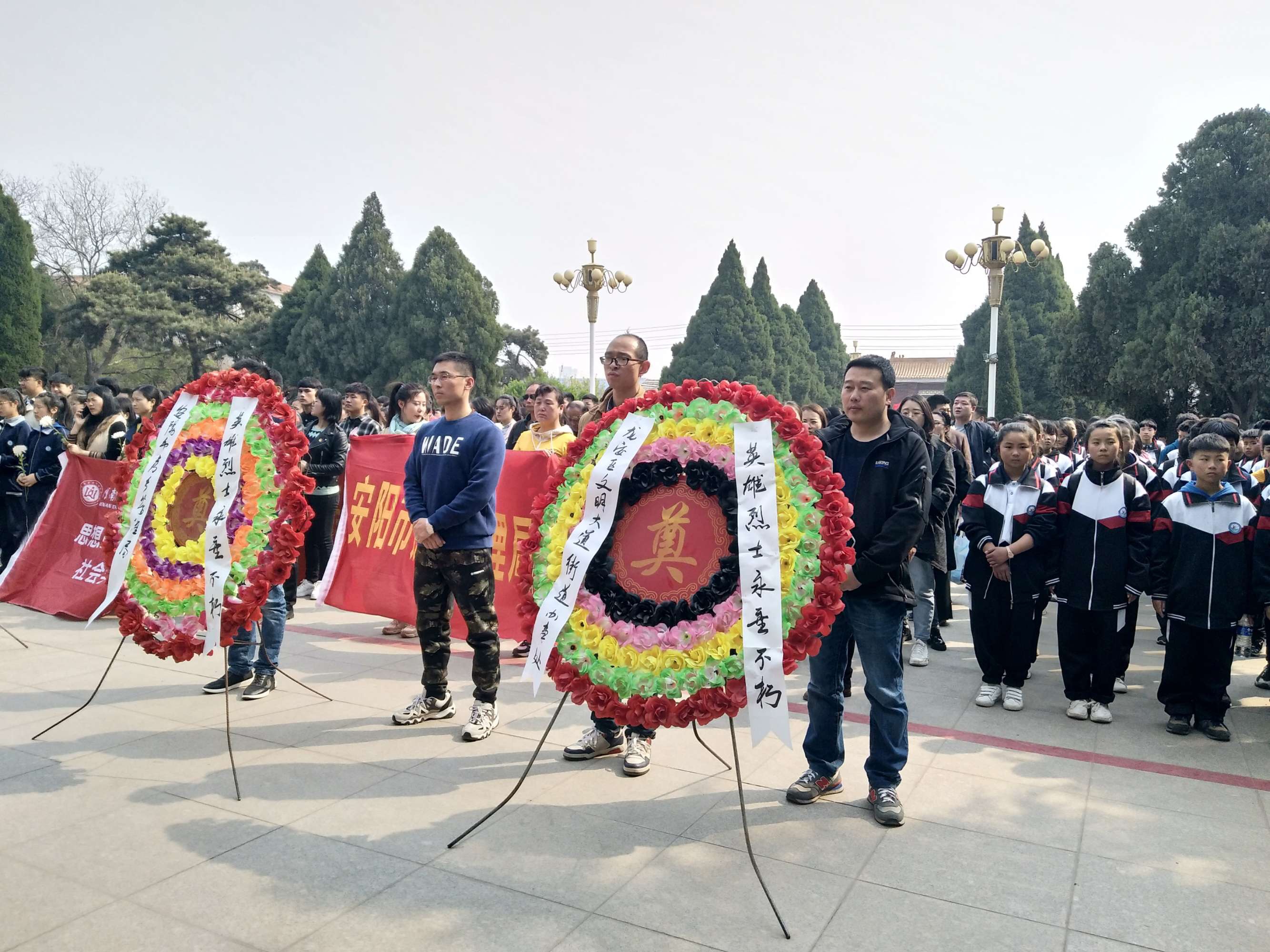 文明大道街道办事处开展清明节烈士陵园扫墓活动