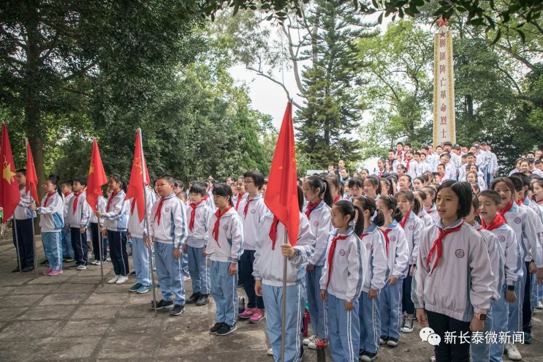 4月3日,长泰县一中,五中,一小,二小近千名师生分批到县烈士陵园,悼念