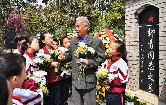 塬下蛤蟆灘綠意濃濃,生機勃勃,皇甫村東頭路邊的柳青墓園蒼柏青磚