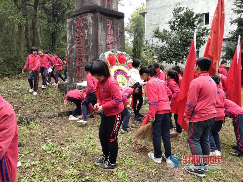 邵东县界岭镇当家小学缅怀革命先烈争做爱国少年清明祭扫活动