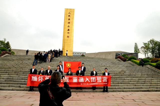 天府新区华阳街道白马寺社区的党员们纷纷表示,要始终牢记党全心全意