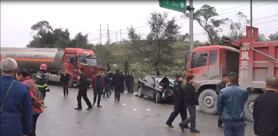 1事故发生在一夜小雨后清晨8点多,铜梁往合川的铜合路,一夜小雨停止了