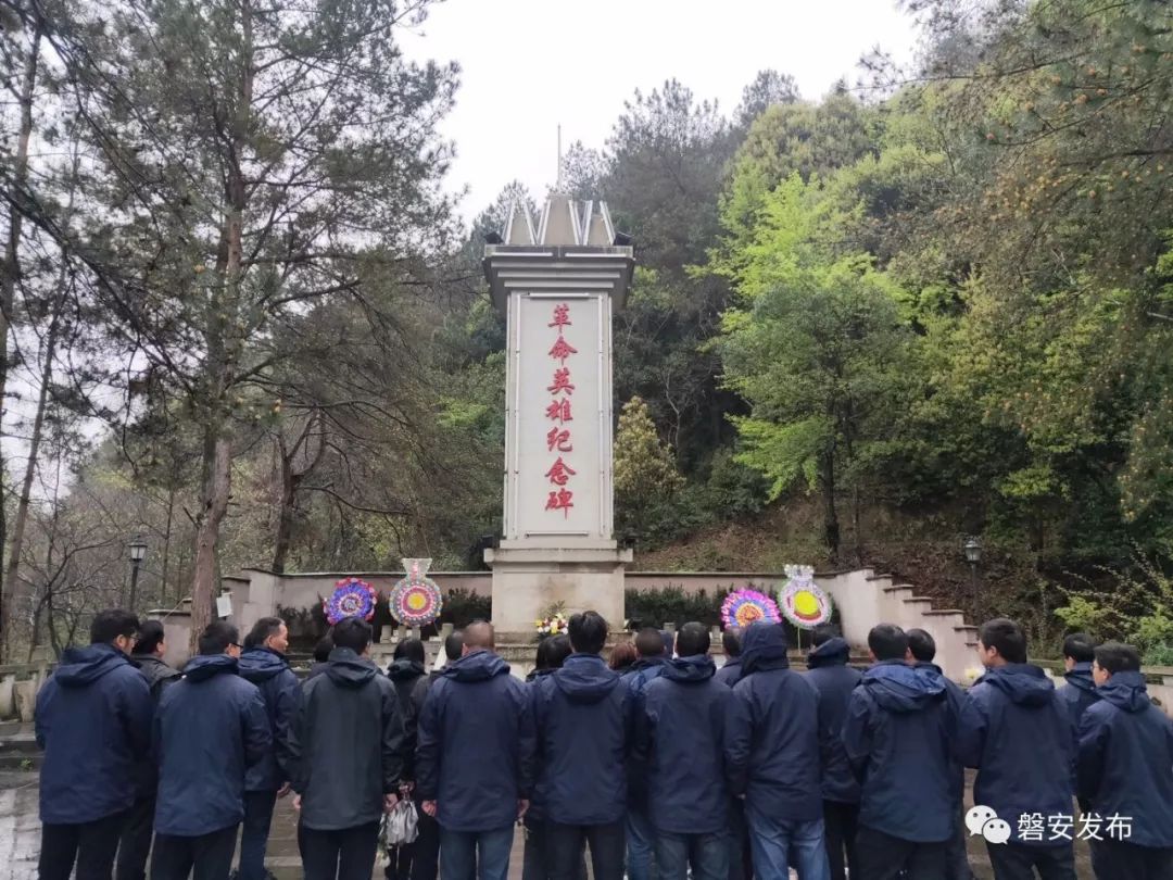 今天一早,仁川镇全体干部职工前往西峰山革命烈士陵园祭扫,缅怀革命