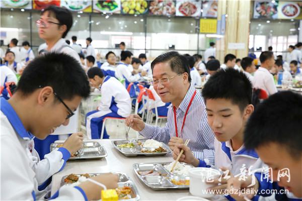 湛江学校陪餐制温情落地师生同桌就餐成标配