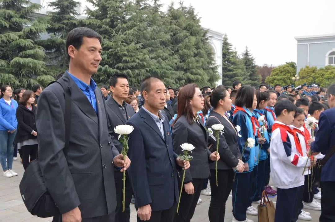 王敏寄宿学校赴邵小利赴习仲勋陵园开展"清明祭英烈"研学活动道北中学